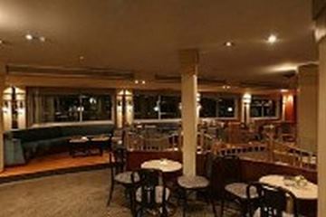 Kira Nile Cruise — Lounge